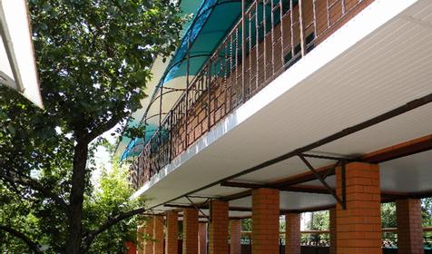 Балкон, парковка. Гостевой дом Невский, г. Ейск