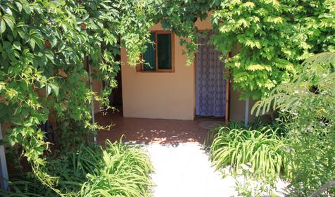 Домики с номерами экономкласса. Гостиница Азов-сокол, ст. Голубицкая