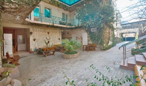 Двор. Отель ЛЭНСиС, г. Сочи, Адлерский район, г. Адлер