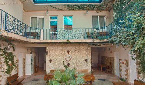 Двор. Отель ЛЭНСиС, г. Сочи, Адлерский район, г. Адлер