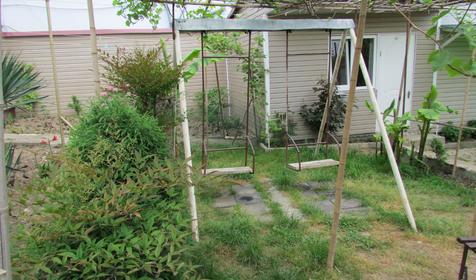 Двор частного дома Леона. Сочи. Лоо