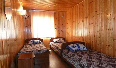 Трехместный номер полулюкс. База отдыха Кубань, Темрюкский район, ст-ца Голубицкая