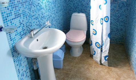 Санузел четырехместного номера. Гостевой дом У Дольмена, г. Сочи, Лазаревский район, п. Волконка