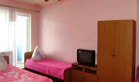 Трех-, четырехместный номер эконом с лоджией. Гостевой дом Алла, г. Геленджик