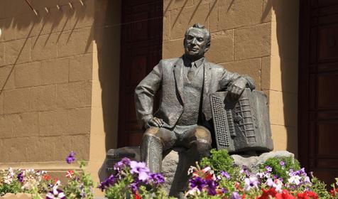 Памятник Народному артисту СССР Г. Ф. Пономаренко