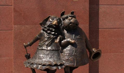 Памятник Гуляющие собачки