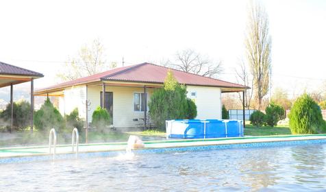 Бассейн с термальной водой. База отдыха Белые ночи, Республика Адыгея, Майкопский район, п. Тульский