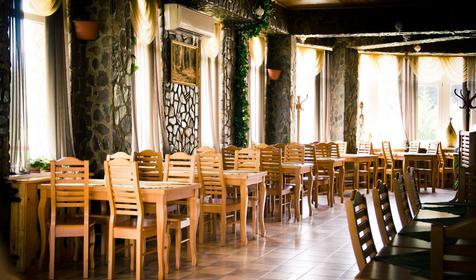 Зал ресторана. Ресторанно-гостиничный комплекс Очаровательная полянка, г. Горячий Ключ