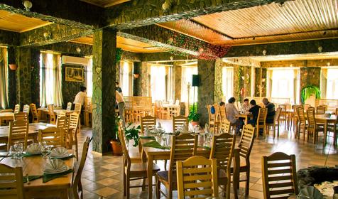 Зал ресторана. Ресторанно-гостиничный комплекс Очаровательная полянка, г. Горячий Ключ