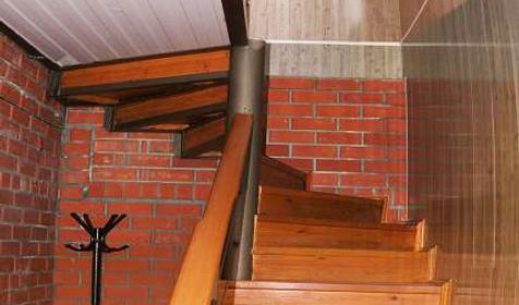 Лестница на второй этаж коттеджа 37 (сюит). Мини-гостиница приазовочка, г. Ейск