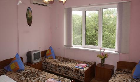 Трехместный номер с частичными удобствами. База отдыха Садко, п. Широкая Балка