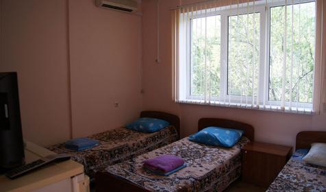 Трехместный номер с частичными удобствами. База отдыха Садко, п. Широкая Балка