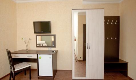 Трехместный стандарт с балконом. Гостиница Bounty, г. Геленджик