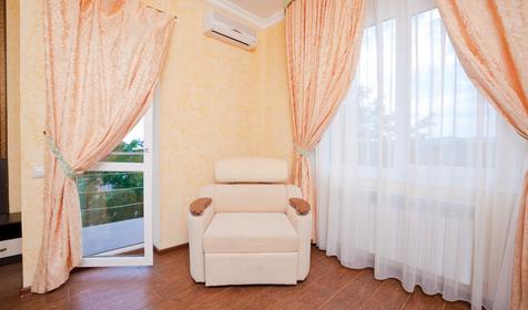 Трехместный стандарт с балконом. Гостиница Bounty, г. Геленджик