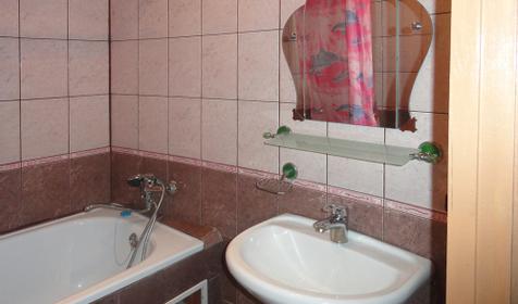 Трехместный номер, цокольный этаж. Гостевой дом АРТиКА, г. Анапа, п. Витязево