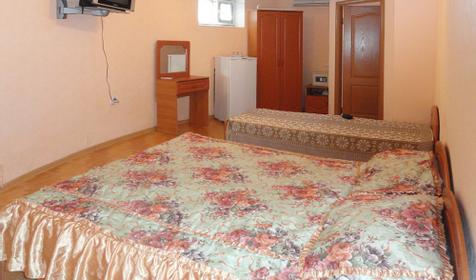 Трехместный номер, цокольный этаж. Гостевой дом АРТиКА, г. Анапа, п. Витязево