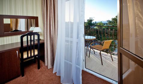 Номер улучшенный с балконом. Отель "Фаворит", г. Геленджик