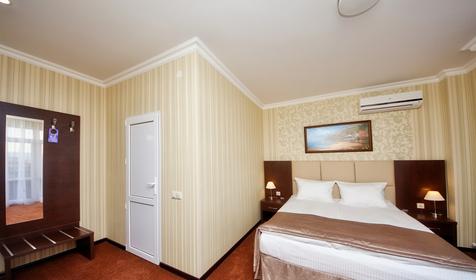 Номер улучшенный с балконом. Отель "Фаворит", г. Геленджик