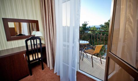 Номер улучшенный с балконом. Отель "Фаворит", г. Геленджик