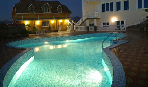 Бассейн и сауна во внутреннем дворике. Отель "У Бочарова ручья", г. Сочи