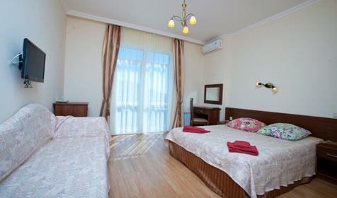 Трехместный номер стандарт. Гостиница Камелот, г. Геленджик, с. Кабардинка