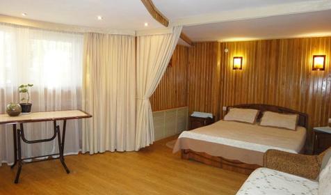 Люкс (в цокольном этаже с кухней), отель Виктория, Геленджик