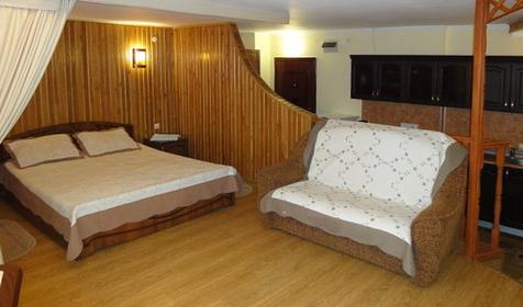 Люкс (в цокольном этаже с кухней), отель Виктория, Геленджик