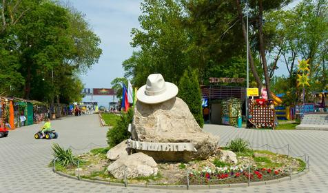 Памятник белой шляпе. Фото: Валерий Гончаров