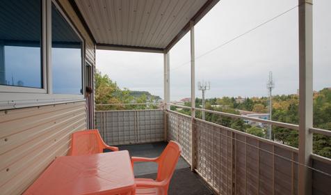 Стандарт трехместный с балконом. Гостиница Люкс, п. Ольгинка