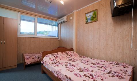 Стандарт трехместный с балконом. Гостиница Люкс, п. Ольгинка