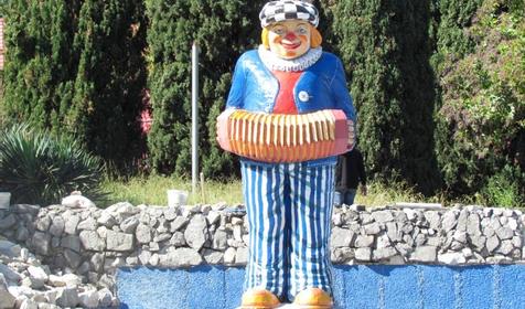 Фонтан со скульптурой клоуна