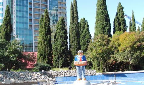 Фонтан со скульптурой клоуна