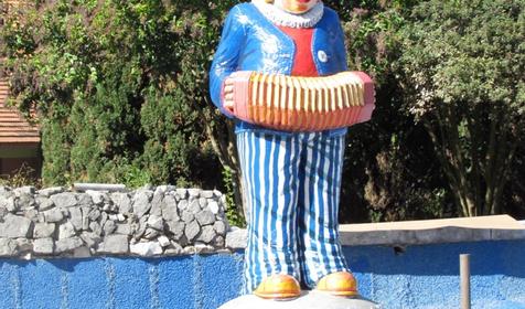 Фонтан со скульптурой клоуна