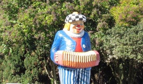 Фонтан со скульптурой клоуна