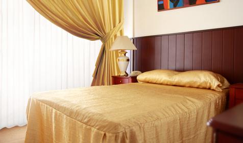 Спальня четырехместного двухэтажного люкса. Пансионат Нева Интернейшенел, г. Сочи