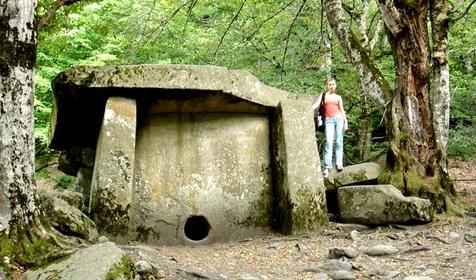 Дольмен, Майкопский район, п. Победа