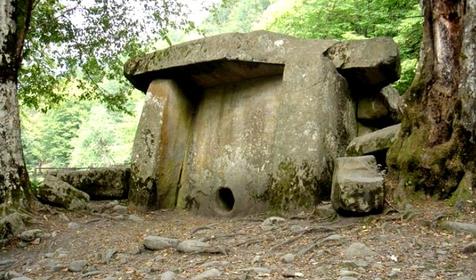 Дольмен, Майкопский район, п. Победа