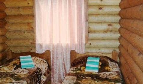 Двухместный номер в домике (№2-6). Туркомплекс Горное настроение, Майкопский район, 10 км к юго-западу от ст. Даховской