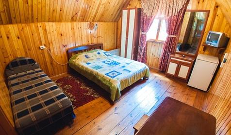 Трехместный с удобствами. Туркомплекс "Горная деревня", Майкопский район, п. Никель