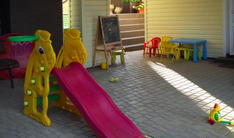 Детская площадка. Гостевой дом Песчаный берег, г. Ейск