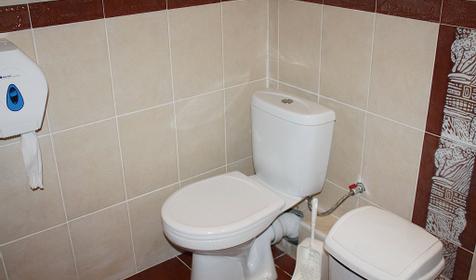 Санузел в номере "Африка". Серфстанция АхтариSurf, г. Приморско-Ахтарск