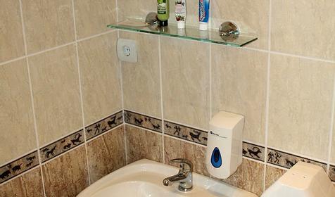 Санузел в номере "Охота". Серфстанция АхтариSurf, г. Приморско-Ахтарск