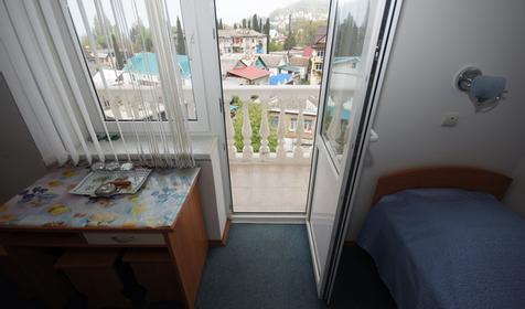 Трехместный номер с балконом. Гостевой дом Лера, г. Сочи, Лазаревский район, п. Лоо