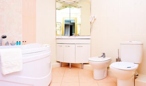 Санузел в номерах студия и люкс, гостиница "Армавир", г. Армавир