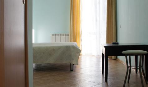 Двухместный стандарт с кондиционером, 1 корпус. Гостевой дом "Скарлетт", г. Сочи, Лазаревский район, п. Лазаревское