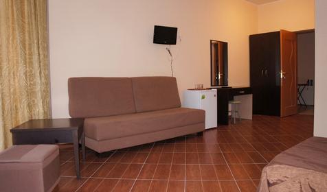 Трехместный номер с кондиционером. Гостевой дом "Скарлетт", г. Сочи, Лазаревский район, п. Лазаревское