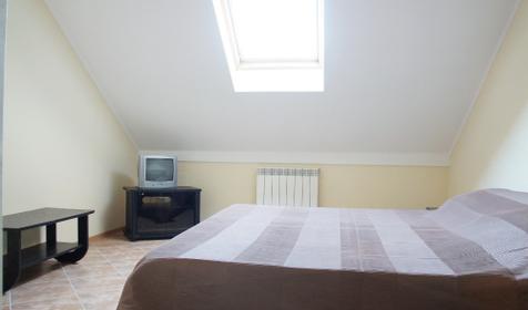 Двухместный номер с удобствами на блок (мансарда). Гостевой дом "Скарлетт", г. Сочи, Лазаревский район, п. Лазаревское