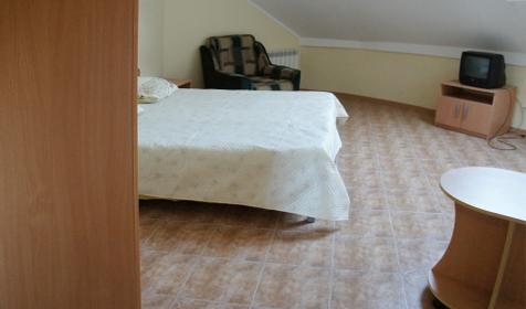 Двухместный номер с удобствами на блок (мансарда). Гостевой дом "Скарлетт", г. Сочи, Лазаревский район, п. Лазаревское