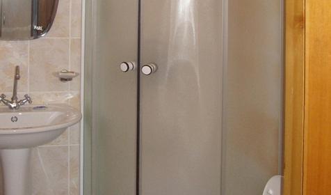 Санузел. Четырехместный стандарт. Мини-отель "Атташе", г. Сочи, п. Лазаревское