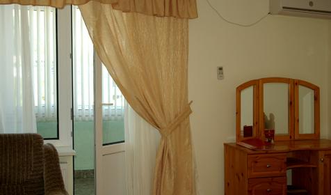 Трехместный номер с балконом №6 гостиницы Берег мечты, п. Сукко